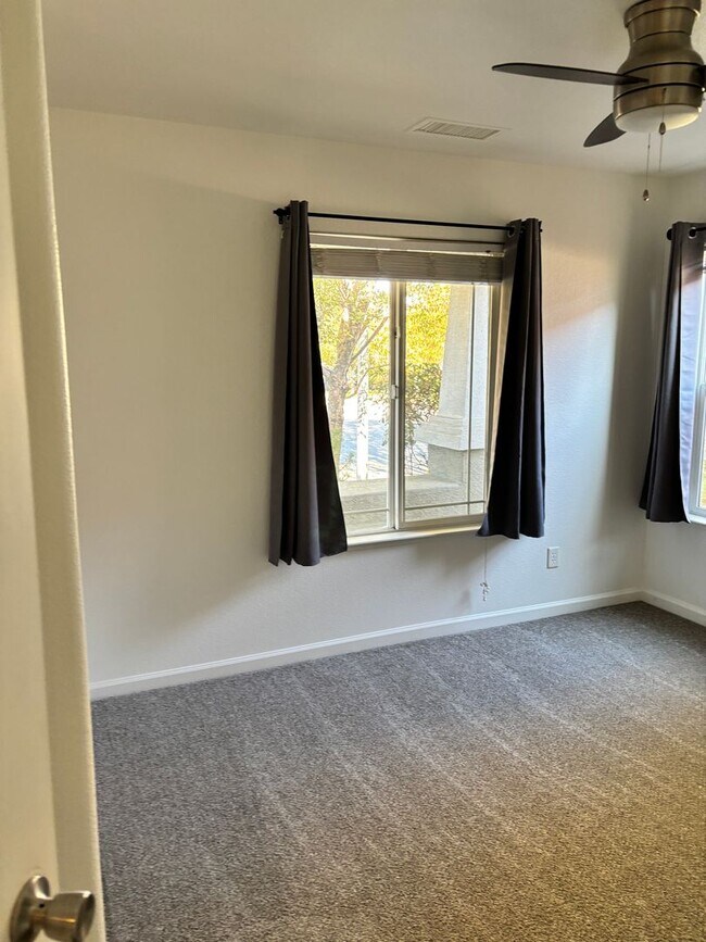 Building Photo - BEAUTIFUL, SPACIOUS,  4 BEDROOM, 2 BATHROO...
