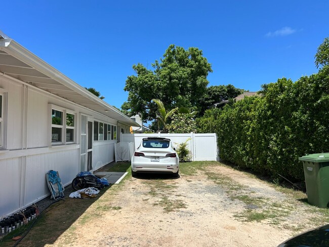 Building Photo - Beautifully Renovated Kailua Home | Walk t...