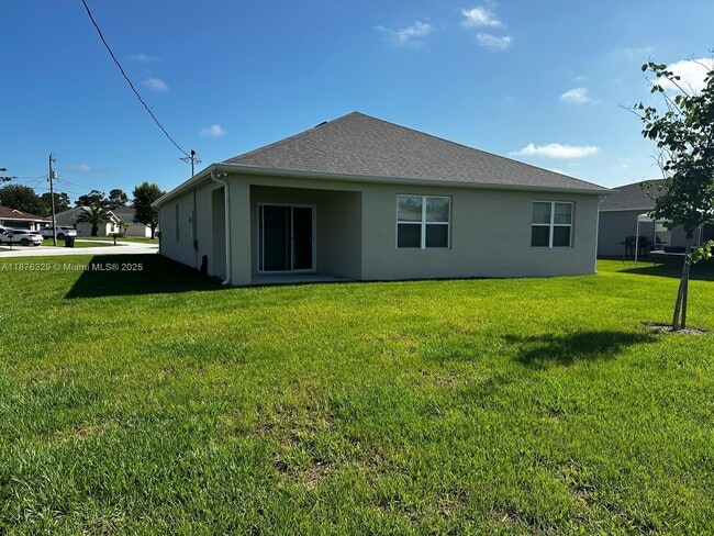 Building Photo - 2098 SW Altman Ave