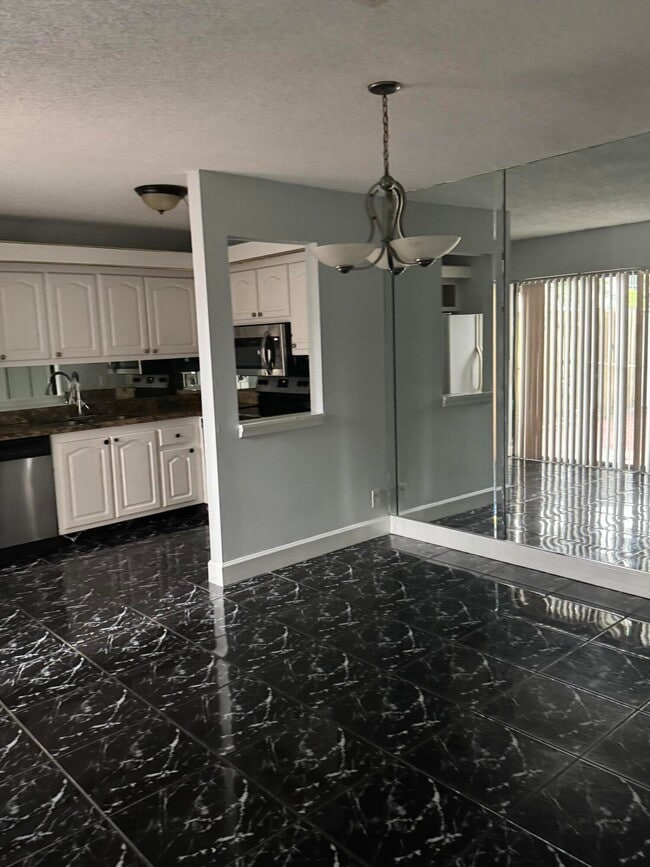 Building Photo - 265 Lake Arbor Dr