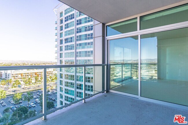 Building Photo - 13650 Marina Pointe Dr