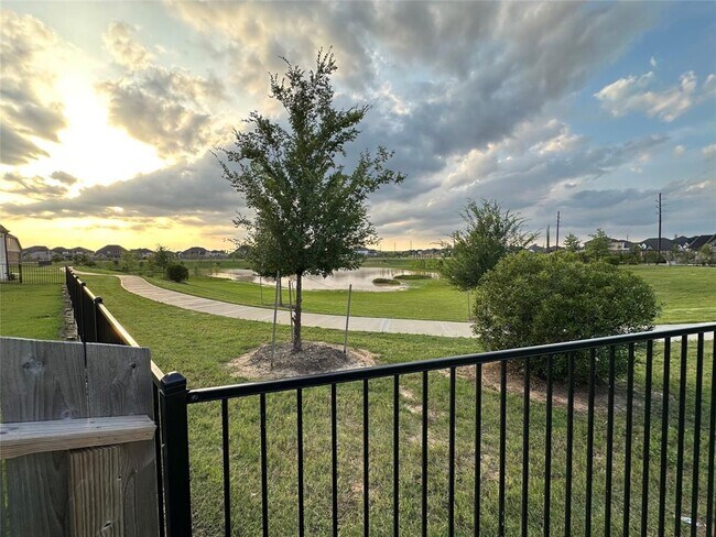 Building Photo - 4802 Avon Ridge Way