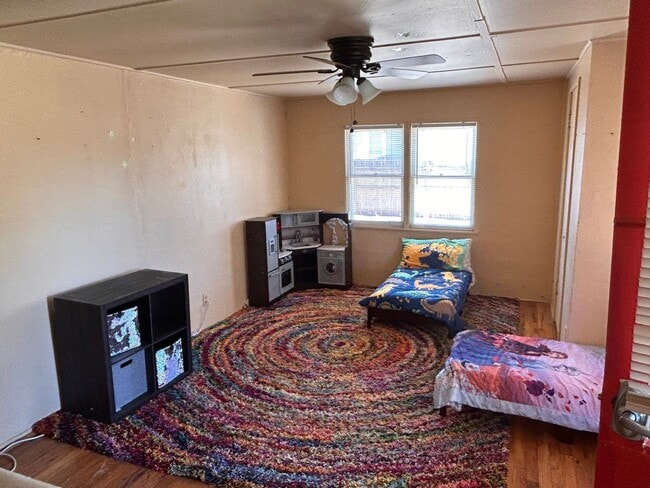 Building Photo - Lovely Historical Home