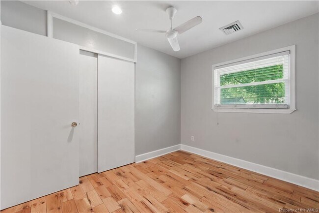 Building Photo - 3127 N Riverside Dr