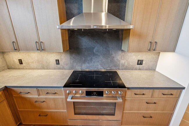 Building Photo - Charming 4BR Home Available in Private Portola Valley Cul de Sac