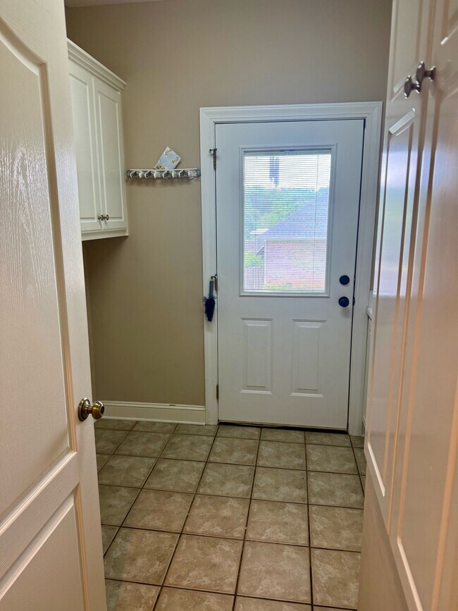 Building Photo - 364 Spring Hill Dr