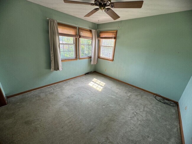 Building Photo - 3 bed 1.5 bath home in Bettendorf!