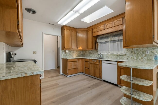 Building Photo - 4639 James Ave