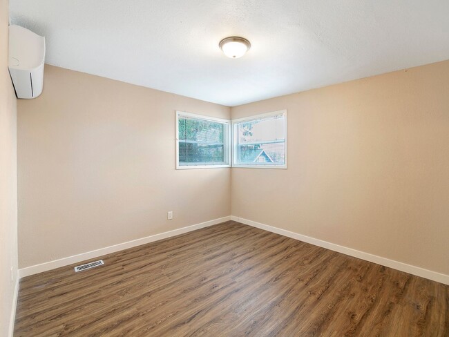 Building Photo - MID-CENTUTY MODERN 4 BEDROOM/2 BATH HOME-MUST SEE TO APPRECIATE!!