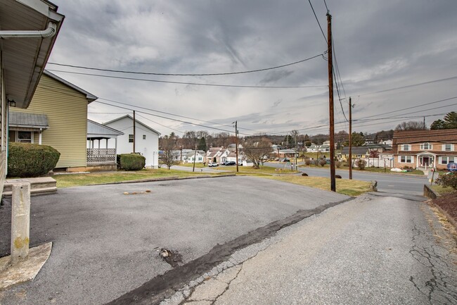 Building Photo - Adorable 3-Bedroom Ranch