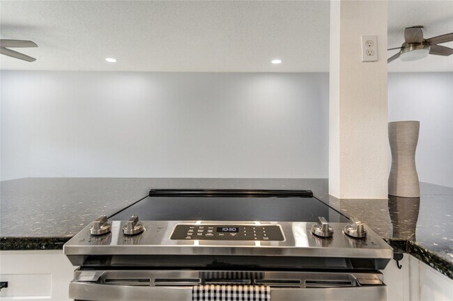 Building Photo - 7965 Kendalia Dr