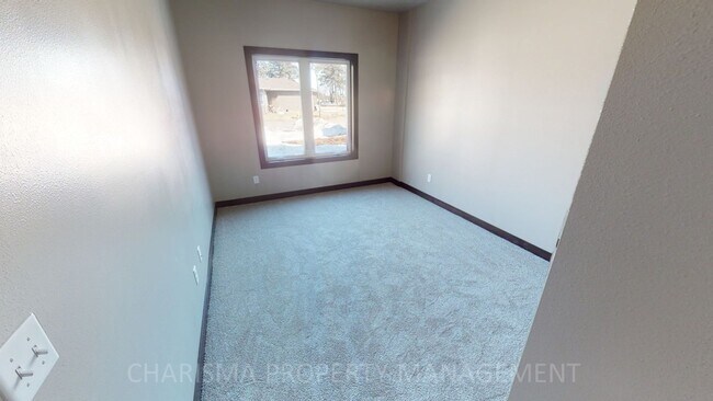Building Photo - WALK IN AND AMENITY FILLED THREE BEDROOM TOWNHOME!