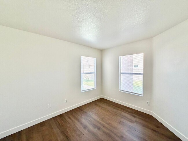 Building Photo - 4 Bedroom 3 Bathroom Cul-de-sac Home with Huge Backyard