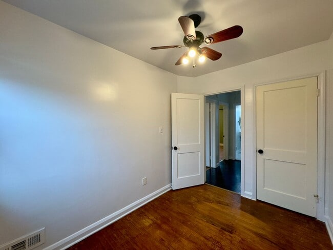 Building Photo - Charming 3-Bedroom Townhome with Modern Amenities in Parkville!