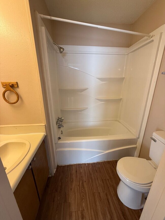 Building Photo - 2BD 1.5BA TOWNHOUSE WITH WATER INCLUDED