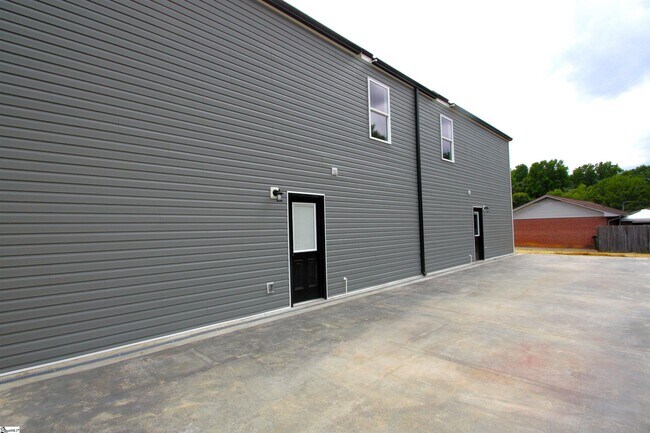 Building Photo - 404 Sierra Rd