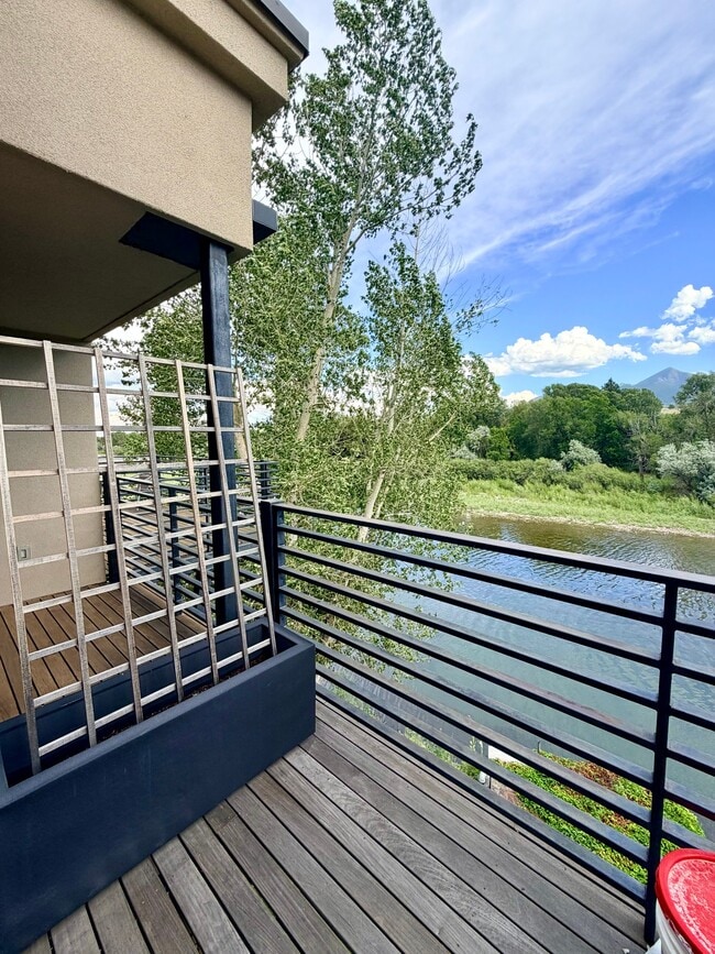 Building Photo - 1001 River Dr