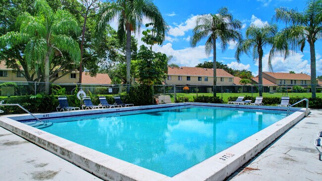 Building Photo - 1105 Maplewood Dr