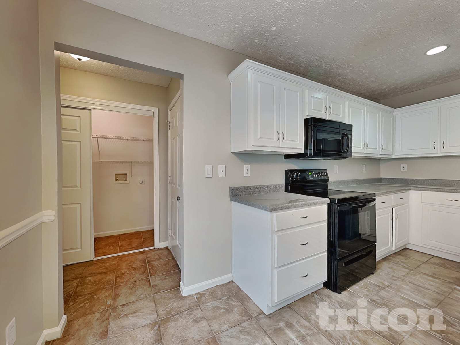 Building Photo - 2051 Meadowglen Ln