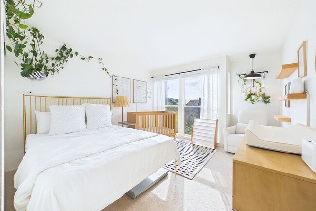 Building Photo - Rarely available Redwood Heights townhome with sweeping views of Oakland and San Francisco.