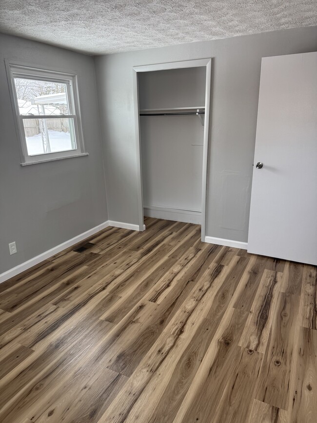 Building Photo - 216 Braun St