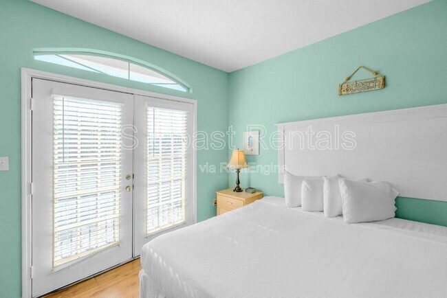 Building Photo - 2252 Beach Dr