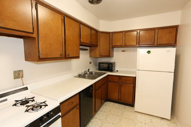 Building Photo - 675 W Wrightwood Ave