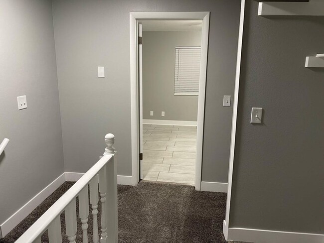 Building Photo - Beautifully Updated 2 Bed Townhome with Pool Access