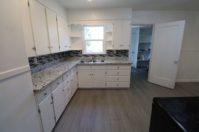 Building Photo - Reduced price