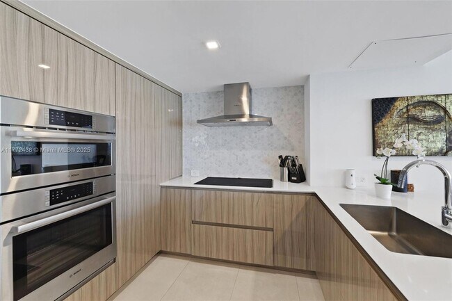 Building Photo - 5401 Collins Ave
