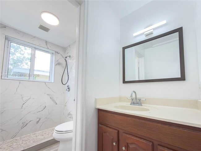 Building Photo - 410 Pinecrest Dr