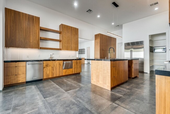 Building Photo - Luxury Summerlin Living in Gated Canyon Cr...