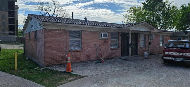 Building Photo - 218 E 44th St