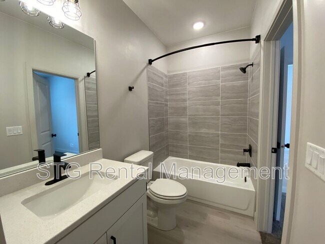 Building Photo - 840 Twin Lakes Dr
