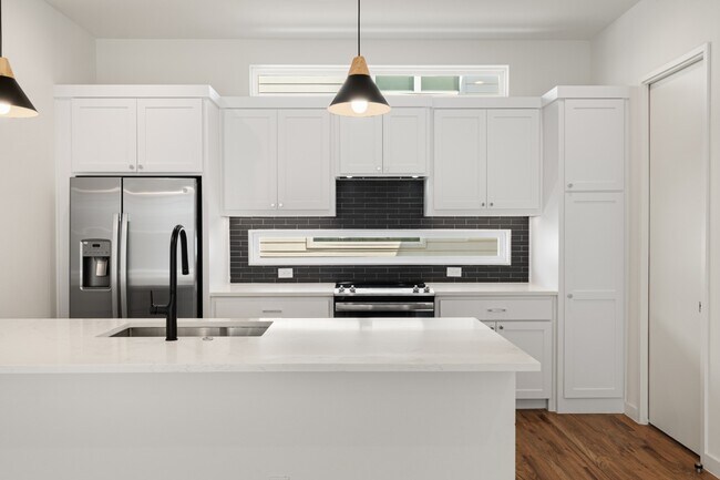 Building Photo - 3 bedroom Lakewood Townhome Walking Distance to Whole Foods and all of your favorites!