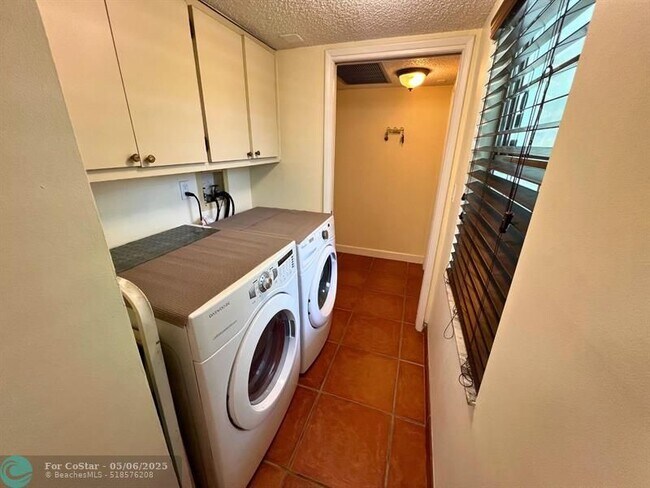 Building Photo - 933 Cypress Grove Dr