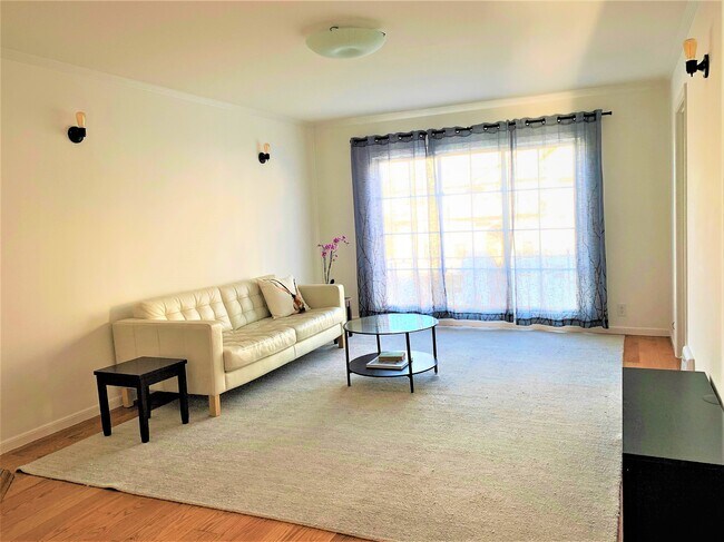 Living room 3 - 527 29th Ave