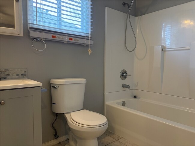 Building Photo - 405 1/2 Walton St