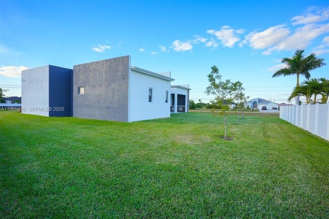 Building Photo - 5 SW 26th Pl