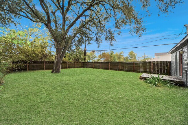 Building Photo - 6817 Anderson St