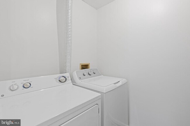 Building Photo - 1310 Sheridan Pl