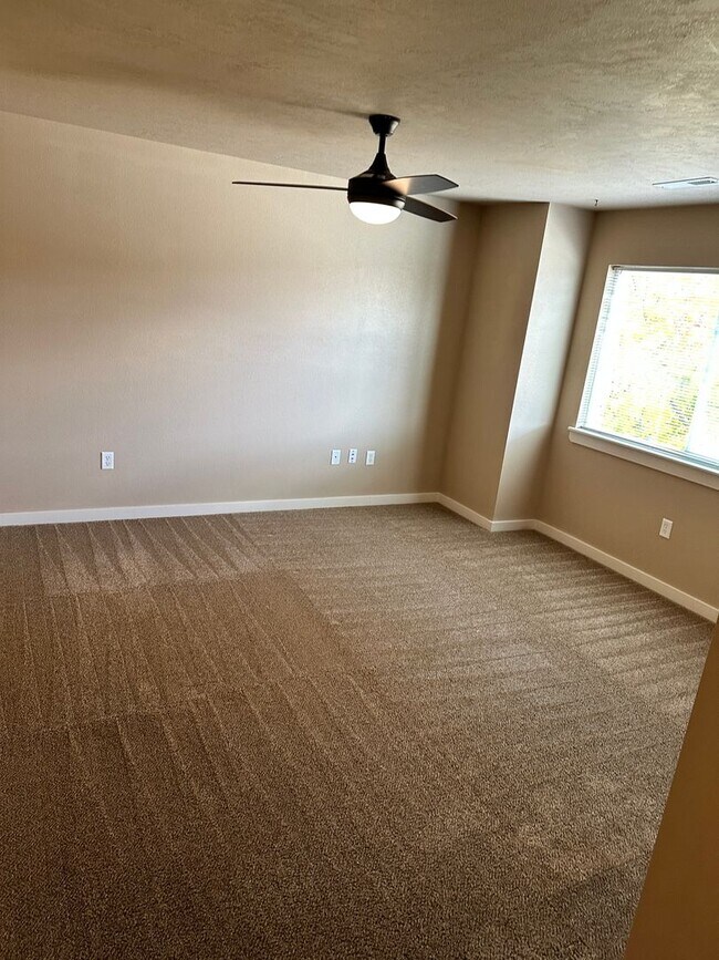 Building Photo - 3 Bedroom 2 Bath Townhome with Gas Fireplace, community pool, lots of storage