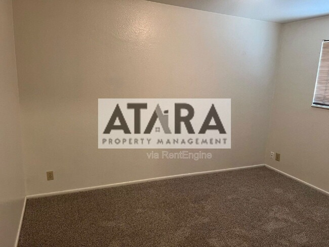 Building Photo - 270 Country Club Dr