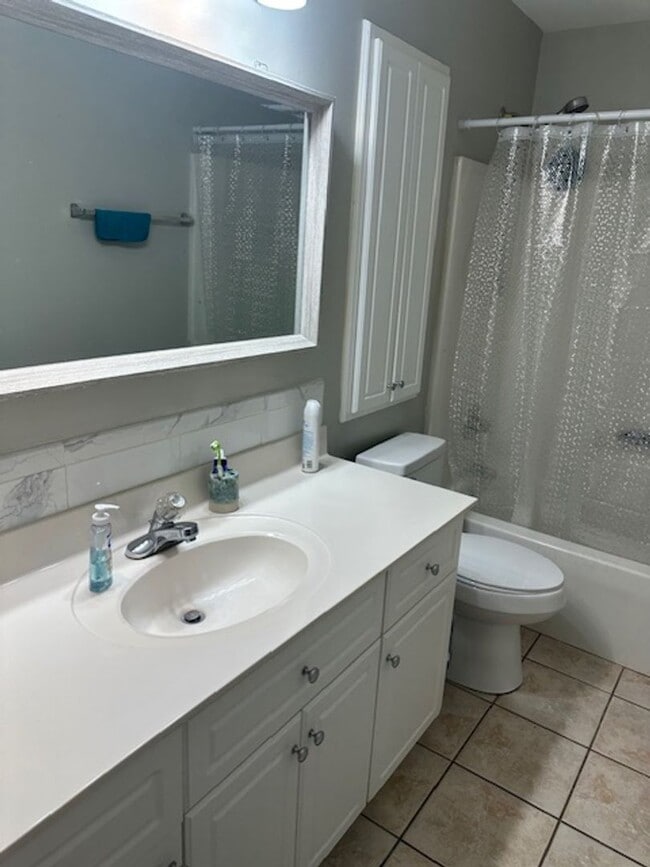 Building Photo - Beautiful 2 BR, 2 BA end-unit townhome in ...