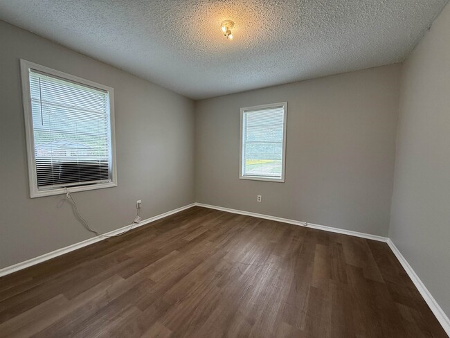 Building Photo - 119 Jelk St