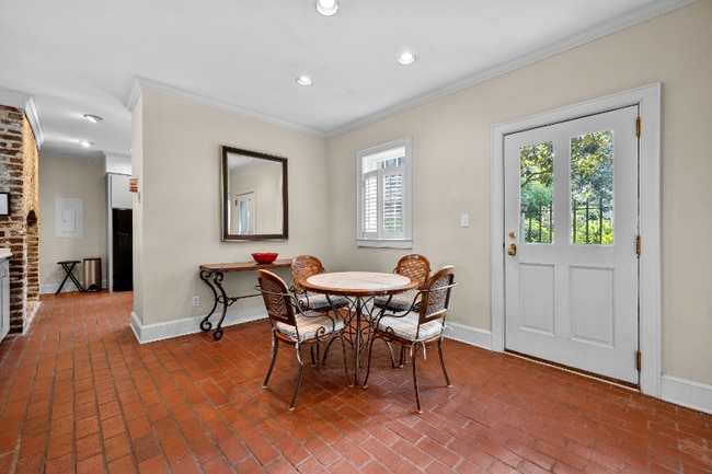 Building Photo - 69 Anson St