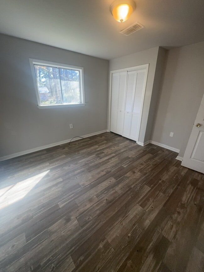 Building Photo - 905 Raymond Rd