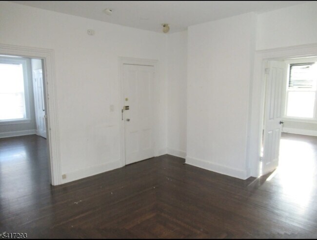 Building Photo - 3 W Fairview Ave