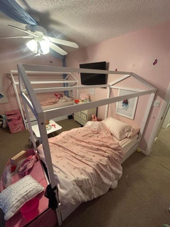 Building Photo - 818 Sandtree Dr