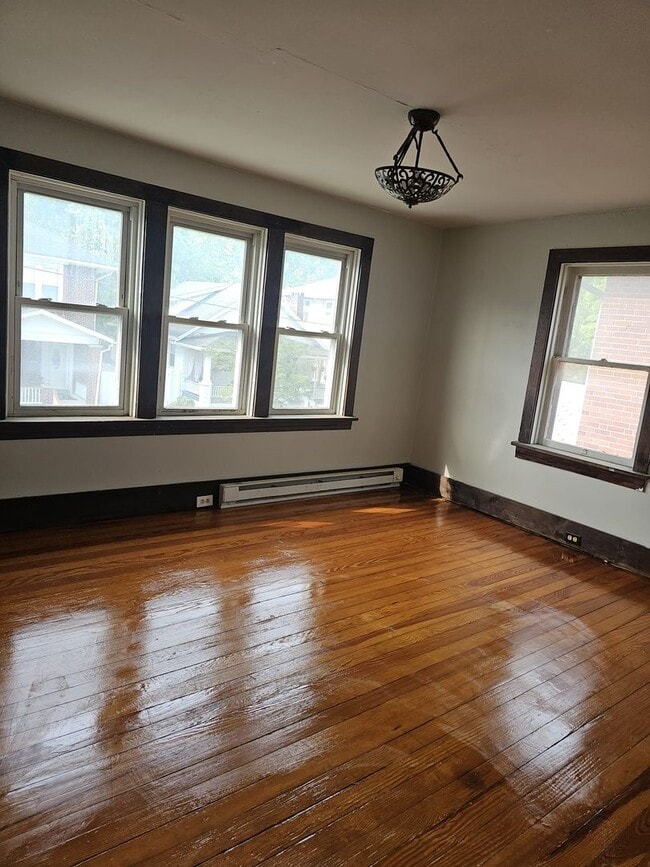 Building Photo - 2 Bedroom House available now in Harrisburg!